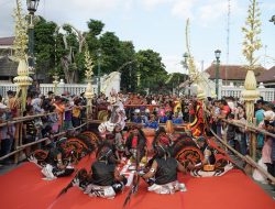 Suasana Mendebarkan Saat Penari Jathilan Kesurupan