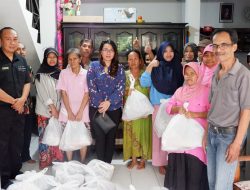 The Atrium Hotel and Resort Yogyakarta Bagi Parcel untuk Warga Sekitar