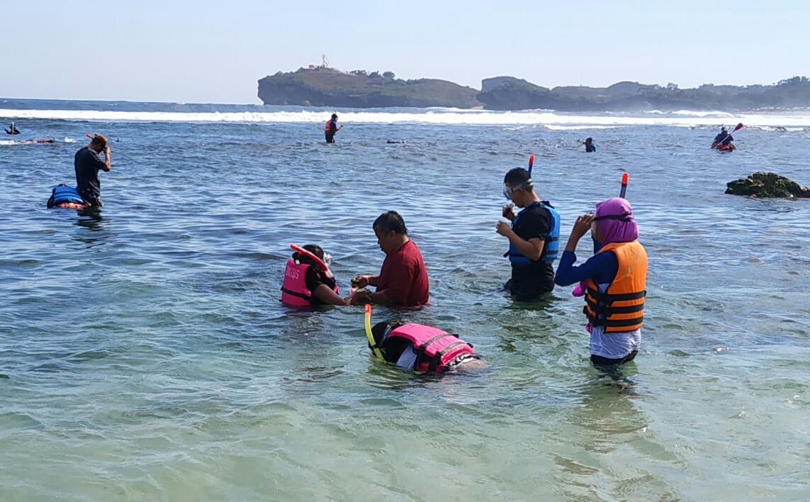Pantai Sadranan yang Indah Menawan - bernasnews.com