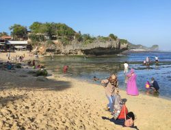 Pantai Sadranan yang Indah Menawan