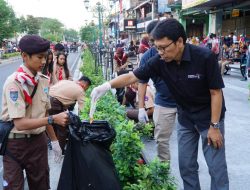 Belasan Pramuka Saka Pariwisata Bersihkan Sampah Malioboro