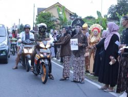Bawa Poster dan Bagi Takjil di Pinggir Jalan, Ngabuburit Unik Oleh 8 Calon Peserta Nikah Bareng