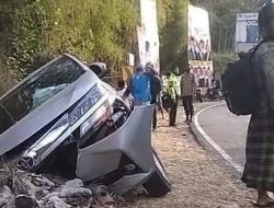 Sebuah Mobil Terperosok Usai Tabrak 2 Motor di Gunungkidul