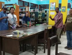 Penulis Kamus Yohanes Manhitu Kunjungi ‘Gudang Ilmu’ STPN Yogyakarta