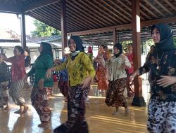 Komunitas Langen Beksan Peringati HUT Ke 3 dengan Potong Tumpeng