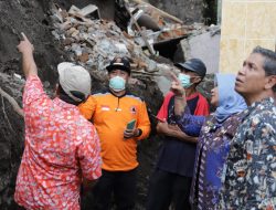 Tinjau Lokasi Longsor, Bupati Sleman Beri Bantuan pada Warga Terdampak