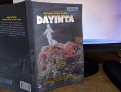 Kado Buku Antologi Crita Cekak ‘Dayinta’ untuk GKR Hemas