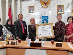 Bunda Literasi dan Kadinas Pendidikan Sleman Menerima Maligu Award