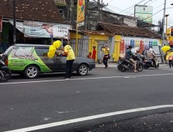 Menarik Perhatian, Sebuah Aplikasi Ojek Online Bagi-bagi Balon Kuning