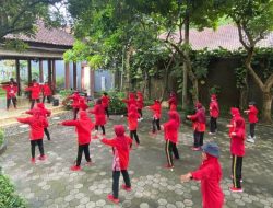 Semangat Ibu-ibu saat Senam dengan Suasana Rimbun Tepi Sungai di Pondok Gajah