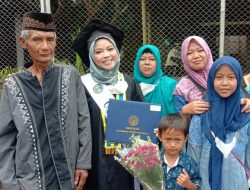 Putri Buruh Serabutan Lulus Sarjana Meraih Predikat Cumlaude