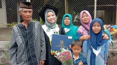 Putri Buruh Serabutan Lulus Sarjana Meraih Predikat Cumlaude