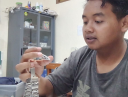 Kisah Inspiratif Akrom, Mahasiswa UNY Bisnis Anti Mainstream Servis Arloji