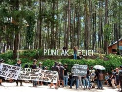 Akibat Jalan Rusak Parah, Masyarakat Dlingo Lakukan Unjuk Rasa Aksi Damai