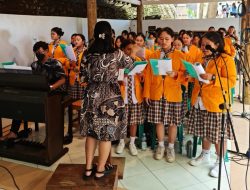 Padus SMA Santa Maria Yogyakarta Iringi Ekaristi Novena Kebangsaan  
