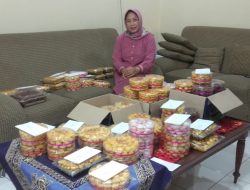 Sosok Wanita Ulet Bu Anis, 23 Tahun Tekuni Usaha Kue Kering untuk Lebaran