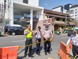 Biang Macet, Petugas Tertibkan Parkir Liar di Jalan Pasar Kembang Yogyakarta