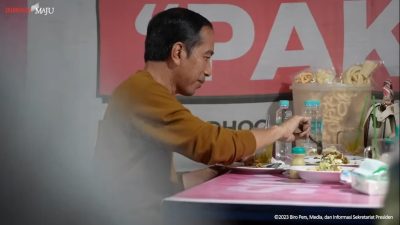 Presiden Jokowi Nikmati Bakmi Jawa di Alun-alun Utara Yogyakarta