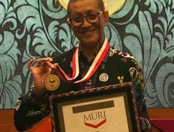 Maestro Tari Didik Nini Thowok Terima Rekor MURI Sebagai Seniman Tari Cross Gender Pertama di Indonesia