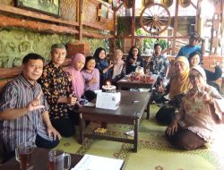 Satu Tahun Sekolah Menulis Maligu dapat Kado Puisi, Caping dan Tambir Bertulis 
