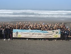 Pelepasan Tukik Di Pantai Pelangi, Meriahkan Peringatan HUT Ke13 SWID yang Bertema ‘Growing Stronger Together’