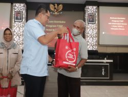 Wabup Sleman dan TKPKD Beri Bantuan Sembako Bagi Masyarakat Kurang Mampu