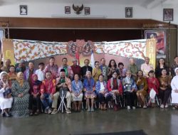 Syal Batik Karya Siswi untuk Pensiunan SMA Stella Duce 1 Yogyakarta