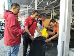 Pedagang Apresiasi Upaya PDI Perjuangan Kota Yogyakarta Bersihkan Sampah di Pasar Tradisional