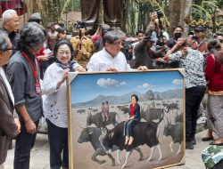Susilo Budi Purwanto Berkarya dan Serahkan Lukisan “Megawati Pawang Banteng” 