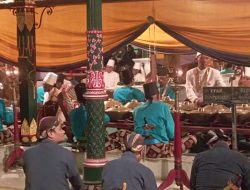 Upacara Miyos Gongso Kraton Jogja 2023, GKR Mangkubumi dan GKR Hayu Sebar Udhik-udhik