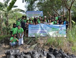 Prihatin Persoalan Sampah, JCI Yogyakarta Gelar River Clean Up di Sungai Winongo