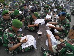 1001 Prajurit TNI Kompak Membatik di Kawasan Tugu Yogyakarta