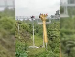 Jembatan Kaca The Geong Banyumas Pecah, 2 Wisatawan Jatuh: 1 Tewas