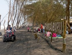Serunya Kendarai Motor ATV Di Pantai Baru