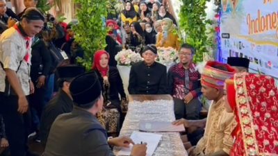 Bertemakan Pemilu Damai, Nikah Bareng Unik Mahar Cabai 2 Kilogram
