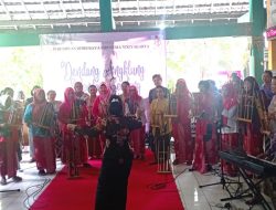 Lenggak Lenggok bak Peragawati, Puluhan Buruh Gendong Pasar Beringharjo Gelar Konser Musik Angklung dan Fashion Show