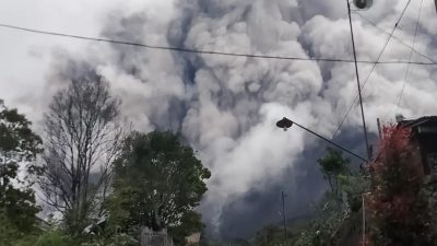 Sejumlah Wilayah Diguyur Hujan Abu Imbas Erupsi Gunung Merapi