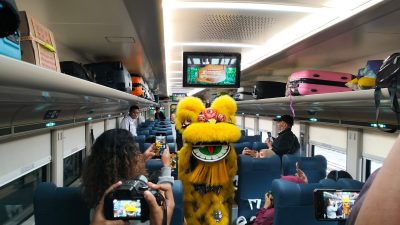 Rayakan Imlek, KAI Daop 6 Hadirkan Barongsai untuk Sapa Penumpang di Stasiun Yogyakarta