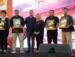 Bupati Sleman Serahkan Trofi Grand Champion Arwana Super Red