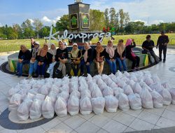 Sebagai Aktualisasi Nilai Keagamaan, Komunitas Guyub Rukun Wates Bagi Paket Sembako
