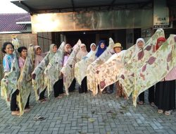 Dosen UWM Gelar Penyuluhan dan Pelatihan Pembuatan Ecoprint di PKK Dusun Sumberan