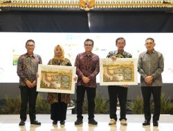Pemkab Sleman Luncurkan Perangko ‘Buk Renteng’ dan Buku ‘Pesona Wisata Bumi Sembada’