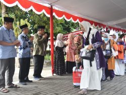 Disaksikan Ribuan Warga, Sekda Sleman Melepas Kloter Pertama 48-SOC Calon Jamaah Haji Sleman