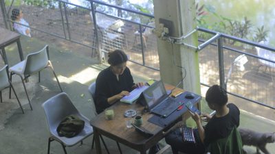 Kaimana Coffee, Tempat Nongki Kekinian yang Asyik di Pinggir Kali