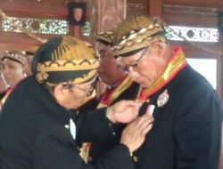 Komitmen dalam Melestarikan Budaya Jawa, Kades Bumiharjo Kebumen Mendapatkan Anugerah dari Kraton Surakarta
