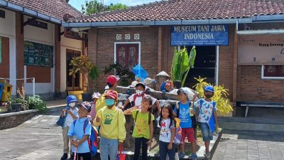 Kegiatan Si Jalu Go, Sebuah Upaya SD EM Go untuk Menambah Wawasan Siswa tentang Lingkungan