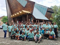 Pererat Persaudaraan, Komunitas Santa Angela Merici Suryoputran Gelar Wisata Religi ke Gereja Kapal Pacitan