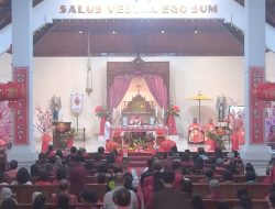 Lebih dari 3000 Umat Katolik Hadiri “Perayaan Ekaristi” Nuansa Imlek di Gereja Pugeran Jogja: Umat Dapat Angpao, Kue Kranjang dan Jeruk