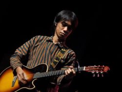 Eross Candra, Sang Gitaris Sederhana Pencipta Hits