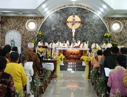 Ratusan Umat Padati Gereja Santo Kristoforus Blabak, Hadiri Misa Syukur Pesta Emas Hidup Membiara Romo Antonius Marga Murwanta, MSF